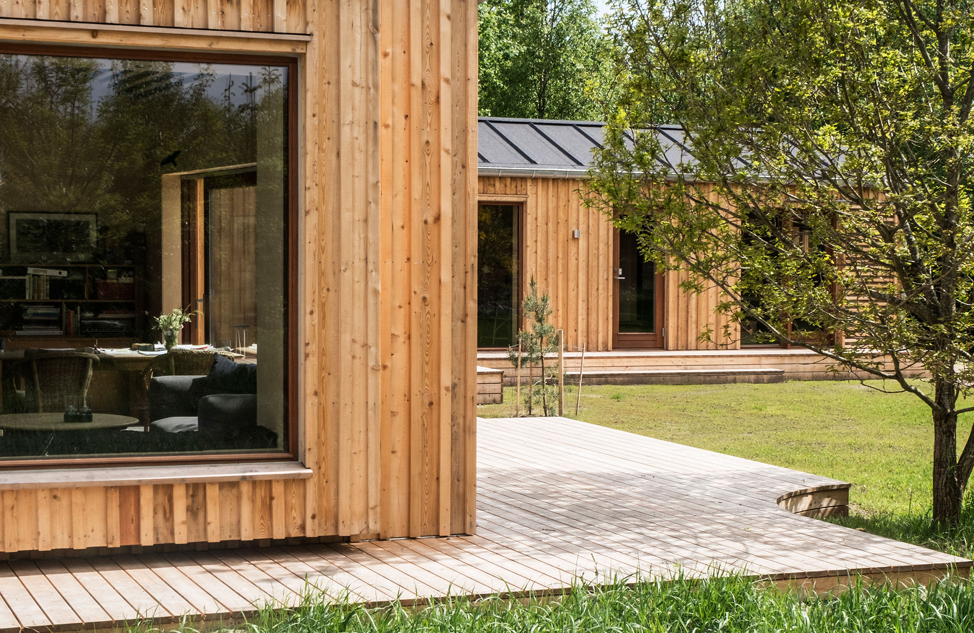 Detalje af træbeklædning og terrasse på LBB3 projekt